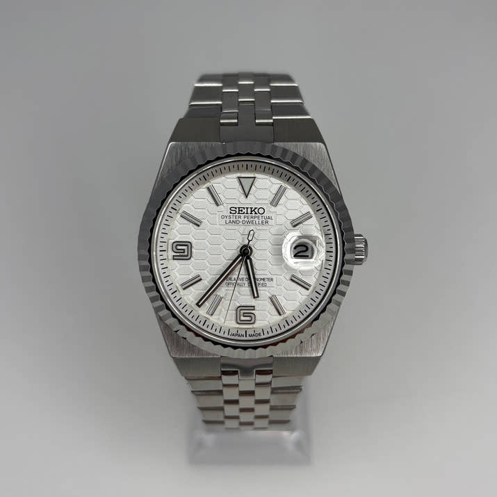 Seikojust Land-Dweller White