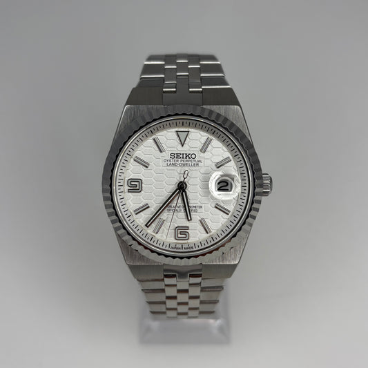 Seikojust Land-Dweller White
