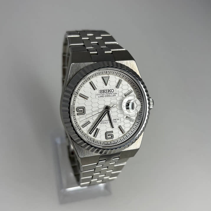 Seikojust Land-Dweller White