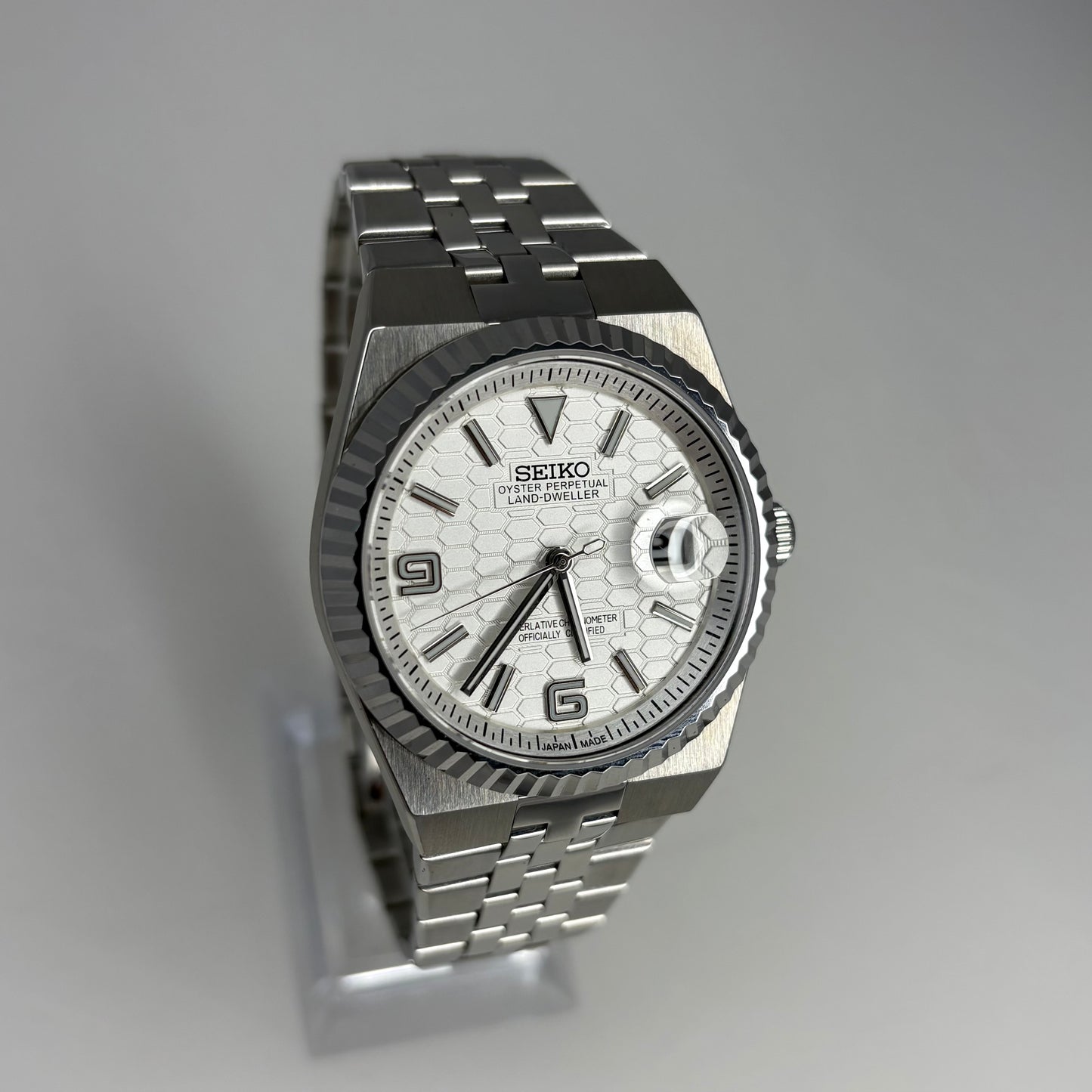Seikojust Land-Dweller White