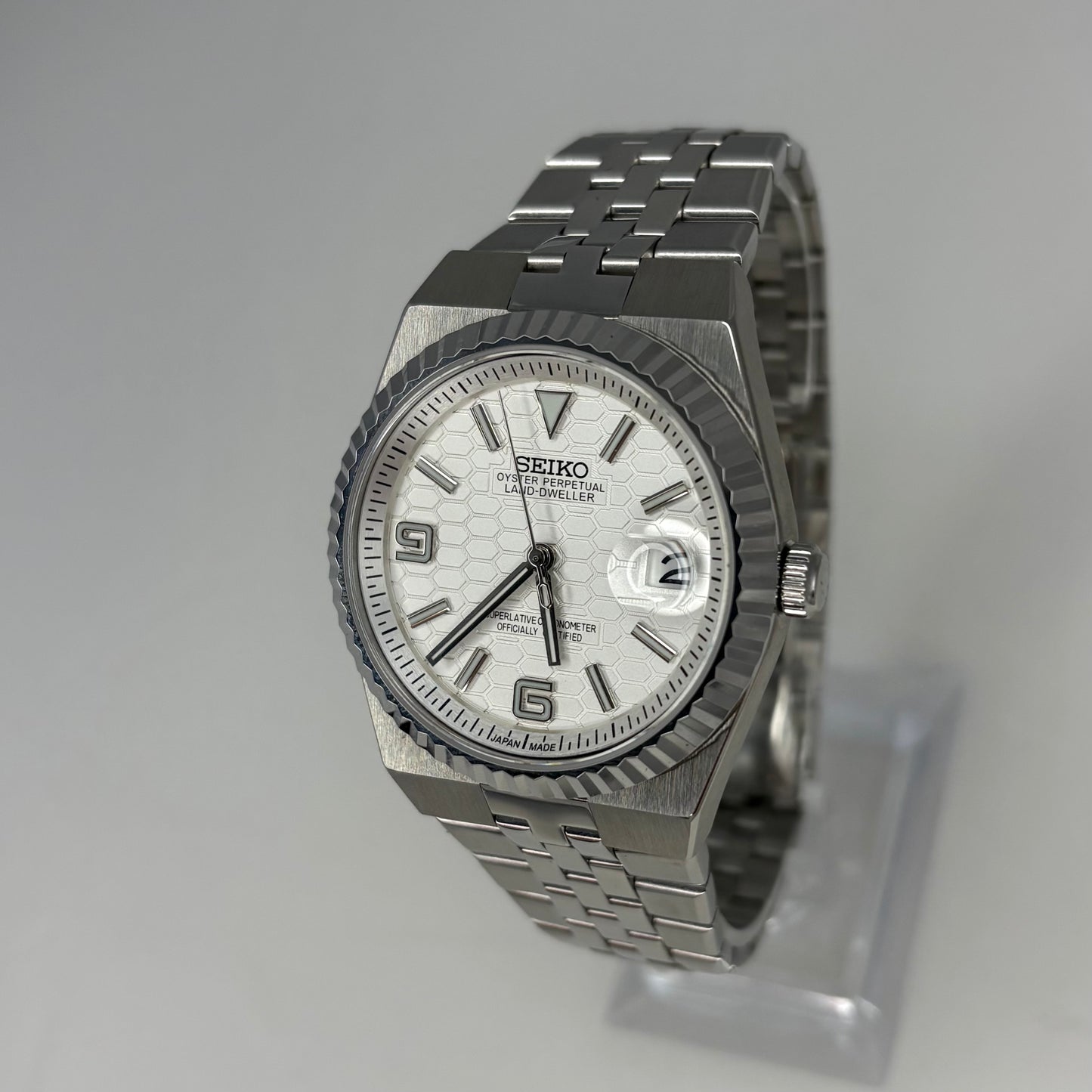 Seikojust Land-Dweller White